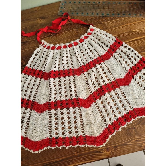 Vintage Handmade Crochet Apron red and white chevron pattern - Picture 1 of 4